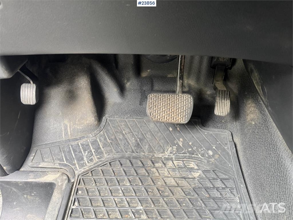 Mercedes-Benz Vito 119 4x4 Van – Two Sets of Tires شاحنة مقفلة