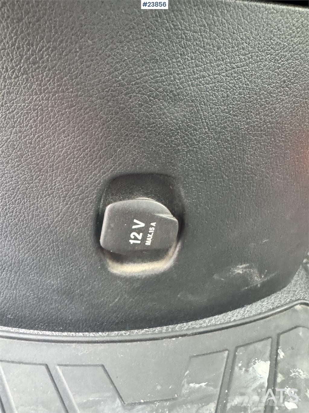 Mercedes-Benz Vito 119 4x4 Van – Two Sets of Tires شاحنة مقفلة