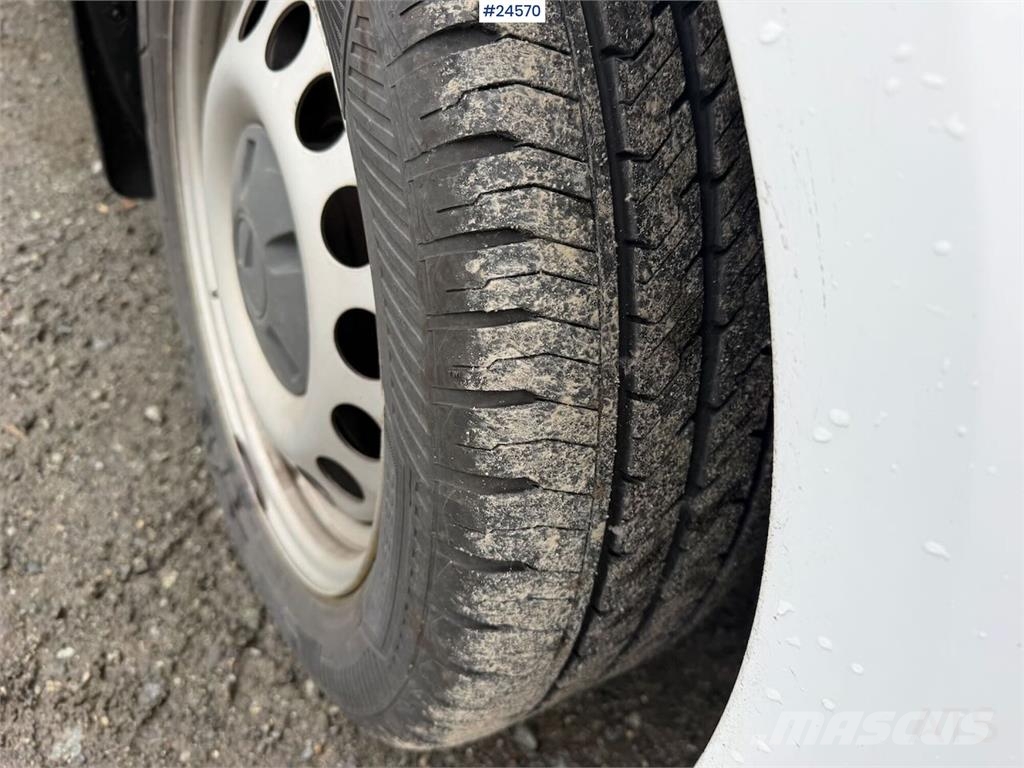 Mercedes-Benz Vito 4x4 van with 2 sets of tires and front and re Auto's