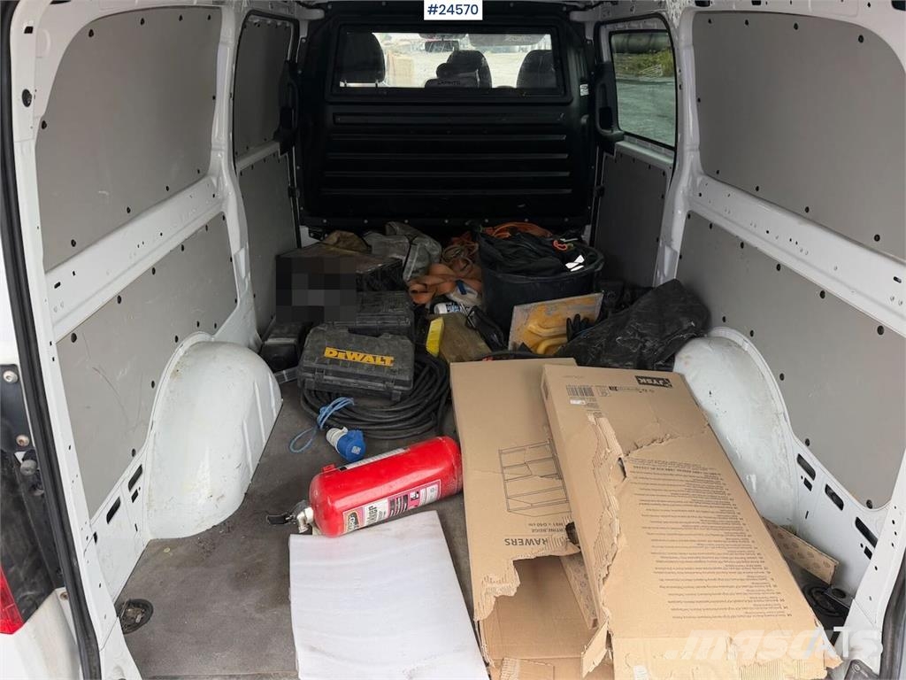 Mercedes-Benz Vito 4x4 van with 2 sets of tires and front and re Auto's