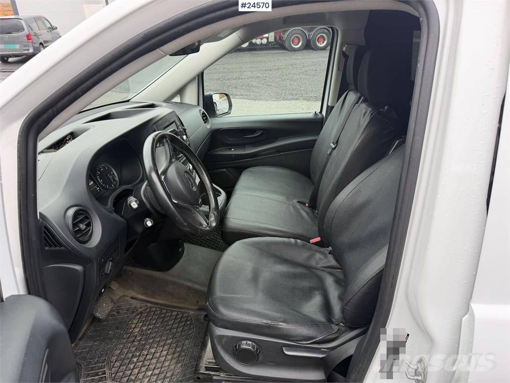 Mercedes-Benz Vito 4x4 van with 2 sets of tires and front and re Auto's