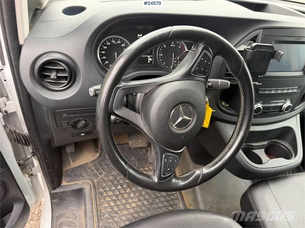 Mercedes-Benz Vito 4x4 van with 2 sets of tires and front and re Auto's
