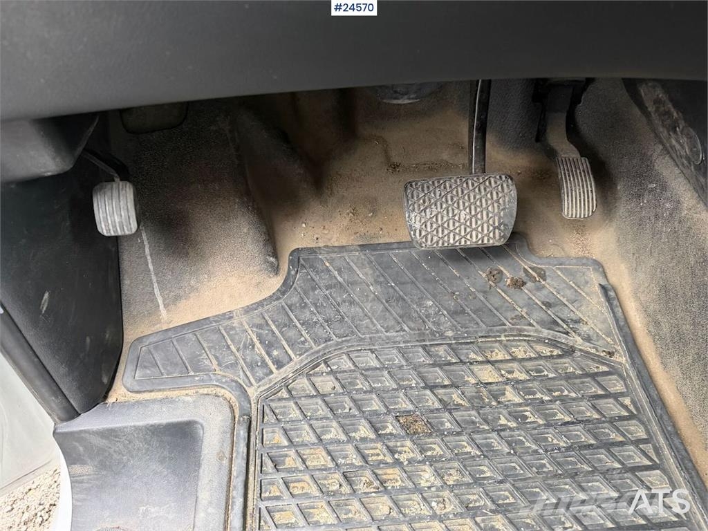 Mercedes-Benz Vito 4x4 van with 2 sets of tires and front and re Auto's