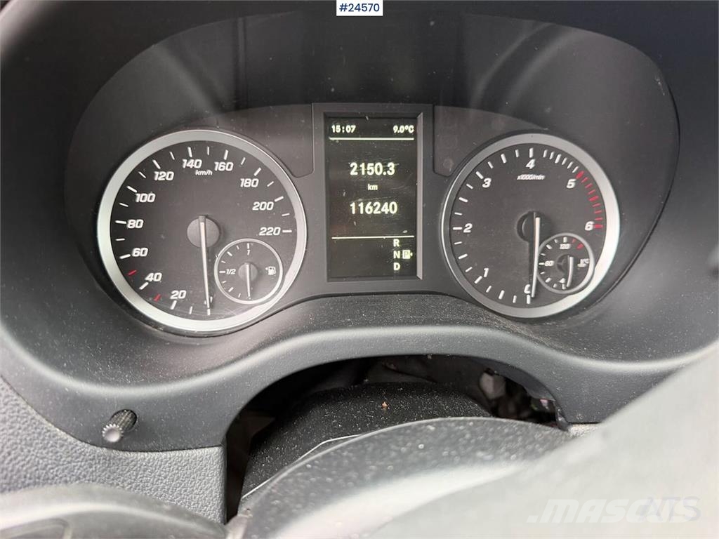 Mercedes-Benz Vito 4x4 van with 2 sets of tires and front and re Auto's