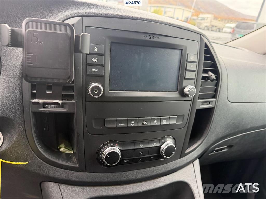 Mercedes-Benz Vito 4x4 van with 2 sets of tires and front and re Auto's