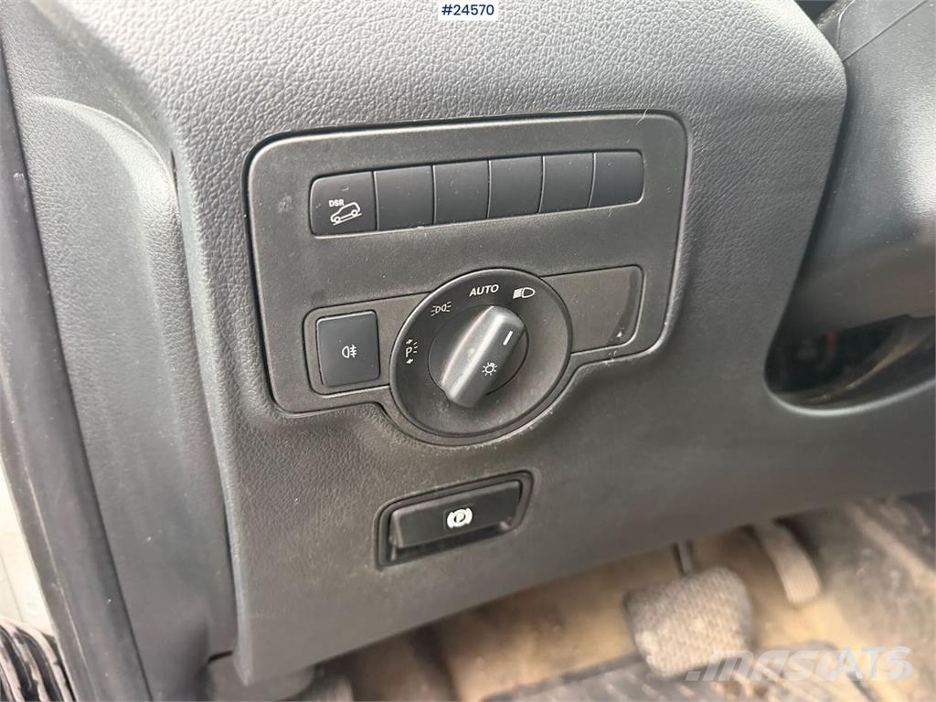 Mercedes-Benz Vito 4x4 van with 2 sets of tires and front and re Auto's
