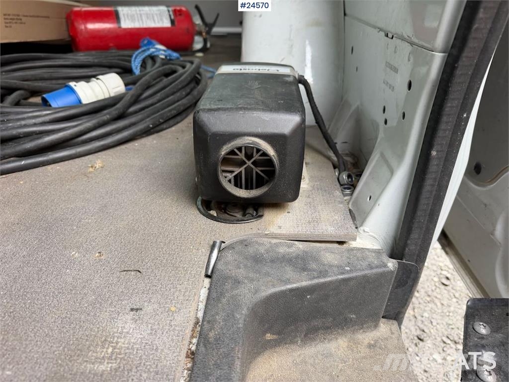 Mercedes-Benz Vito 4x4 van with 2 sets of tires and front and re Auto's