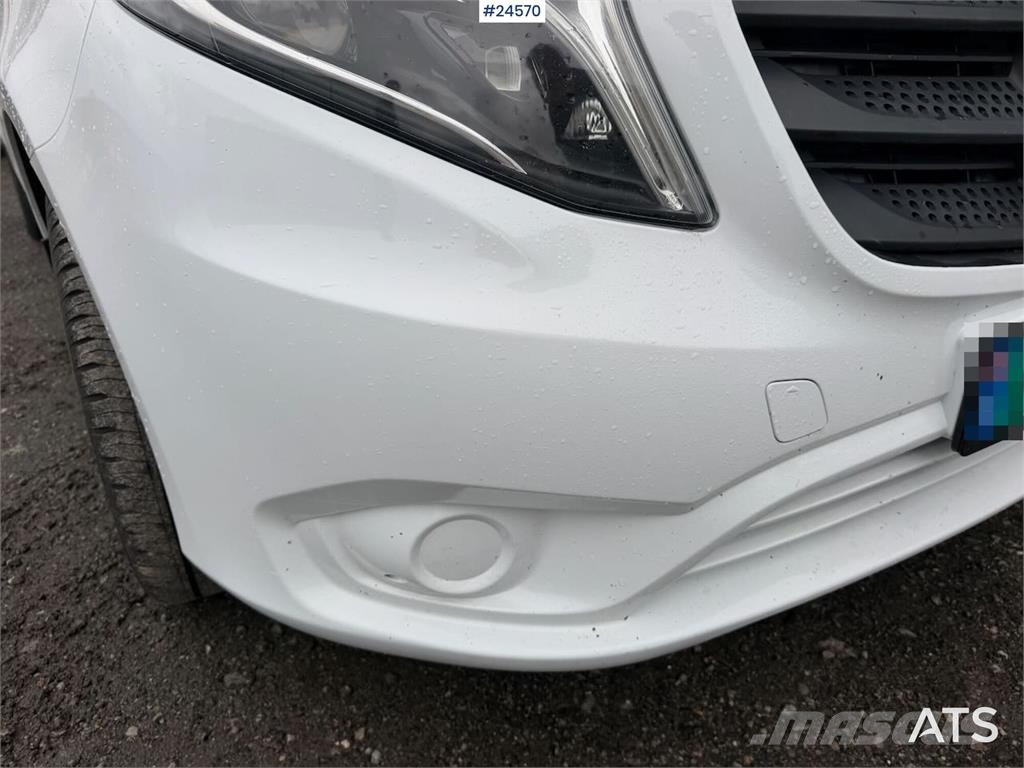 Mercedes-Benz Vito 4x4 van with 2 sets of tires and front and re Auto's