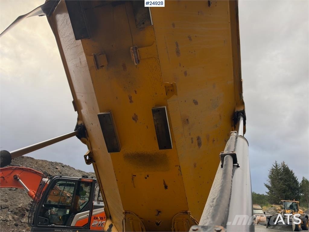 Moxy MT26 6x6 Dumper with white license plates Mezei dömperek