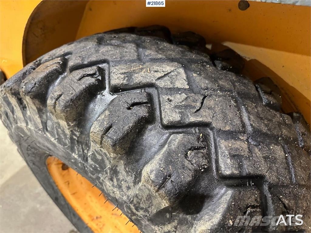 Mustang 220R compact loader w/leveling bucket and pallet f 滑移轉向裝載機
