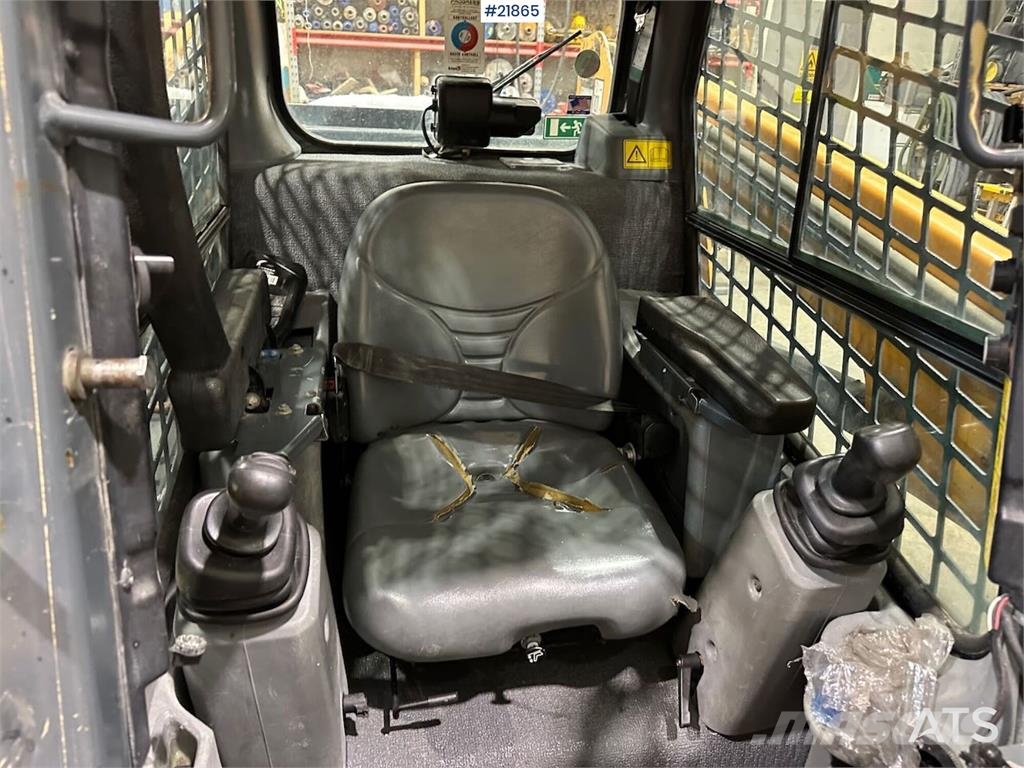 Mustang 220R compact loader w/leveling bucket and pallet f 滑移轉向裝載機