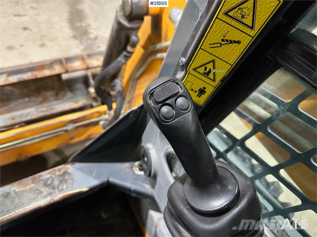 Mustang 220R compact loader w/leveling bucket and pallet f 滑移轉向裝載機
