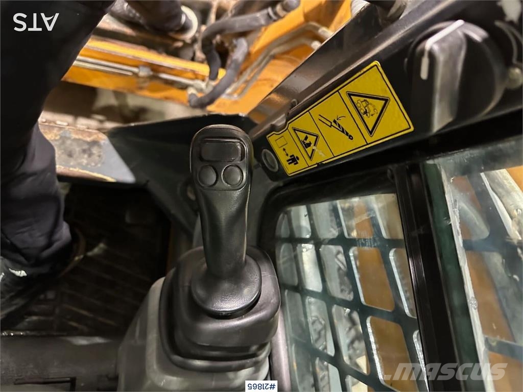 Mustang 220R compact loader w/leveling bucket and pallet f 滑移轉向裝載機