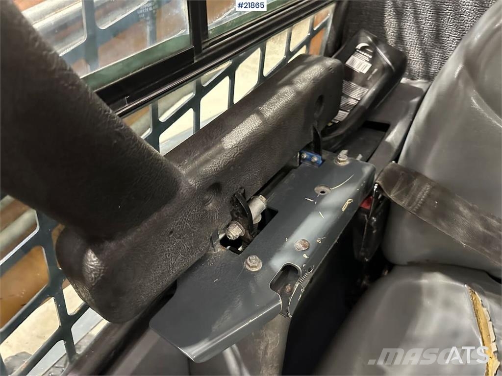 Mustang 220R compact loader w/leveling bucket and pallet f 滑移轉向裝載機