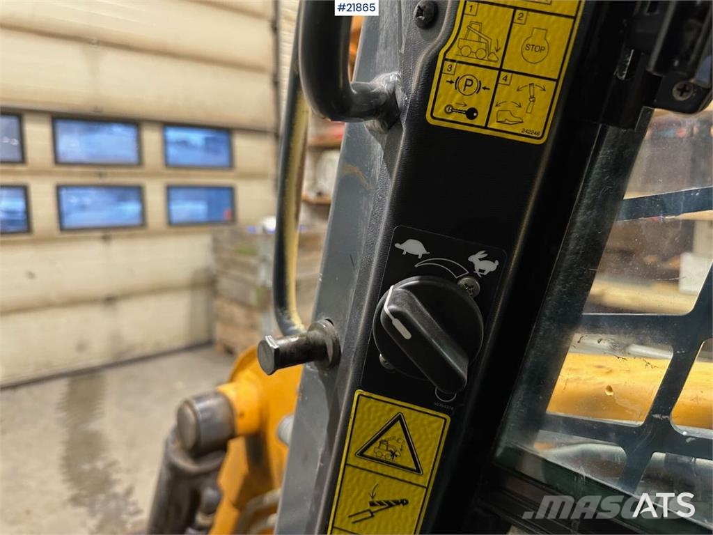 Mustang 220R compact loader w/leveling bucket and pallet f 滑移轉向裝載機
