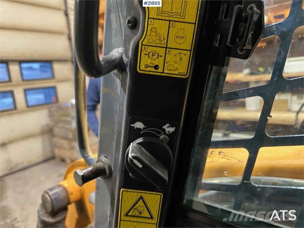 Mustang 220R compact loader w/leveling bucket and pallet f 滑移轉向裝載機