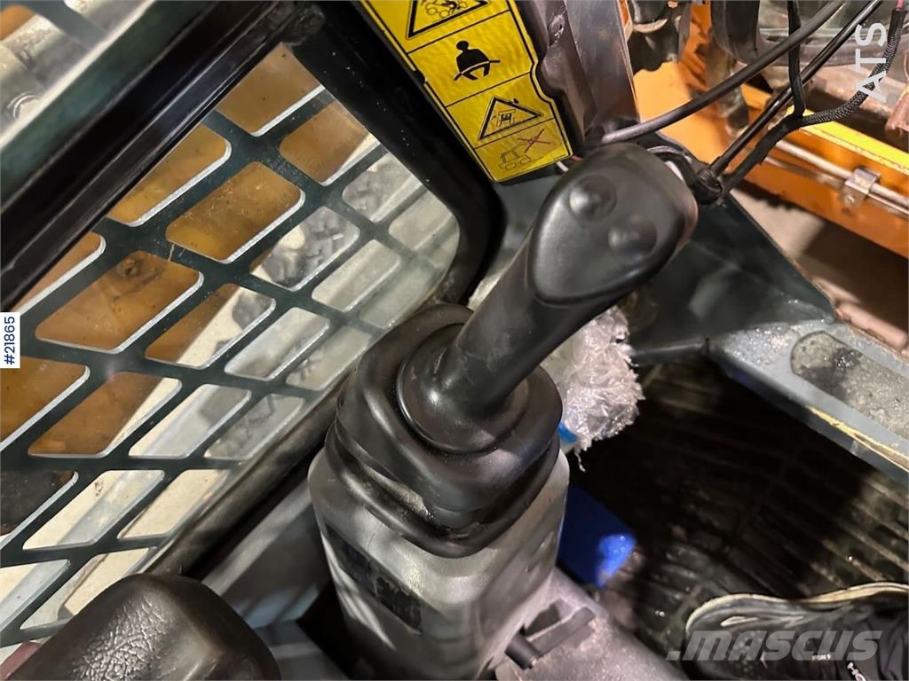 Mustang 220R compact loader w/leveling bucket and pallet f 滑移轉向裝載機