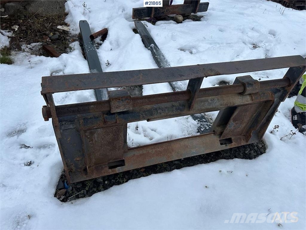 Mustang 220R compact loader w/leveling bucket and pallet f 滑移轉向裝載機