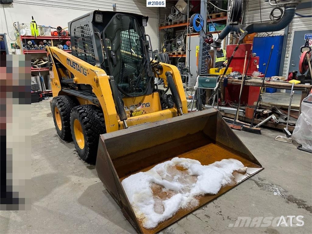 Mustang 220R compact loader w/leveling bucket and pallet f 滑移轉向裝載機
