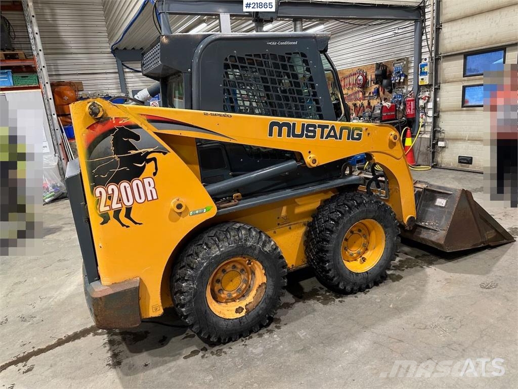 Mustang 220R compact loader w/leveling bucket and pallet f 滑移轉向裝載機