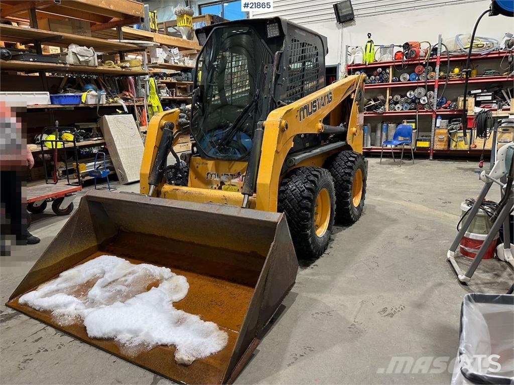 Mustang 220R compact loader w/leveling bucket and pallet f 滑移轉向裝載機