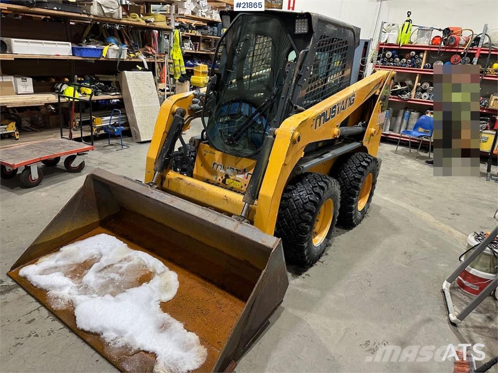 Mustang 220R compact loader w/leveling bucket and pallet f 滑移轉向裝載機