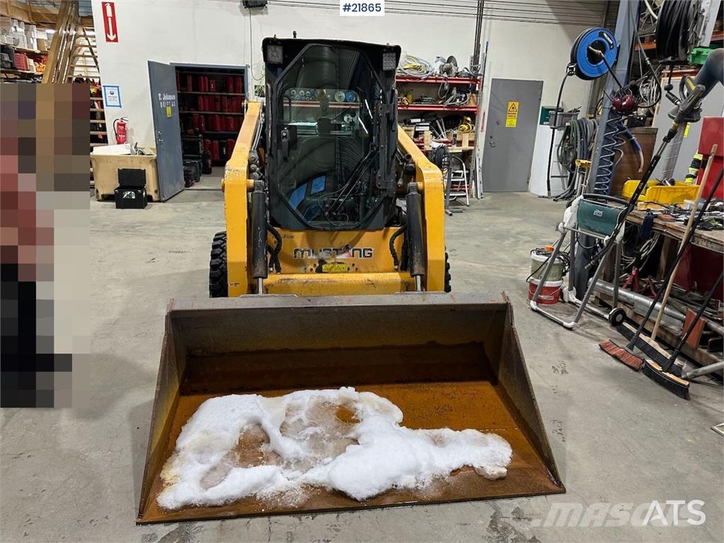 Mustang 220R compact loader w/leveling bucket and pallet f 滑移轉向裝載機