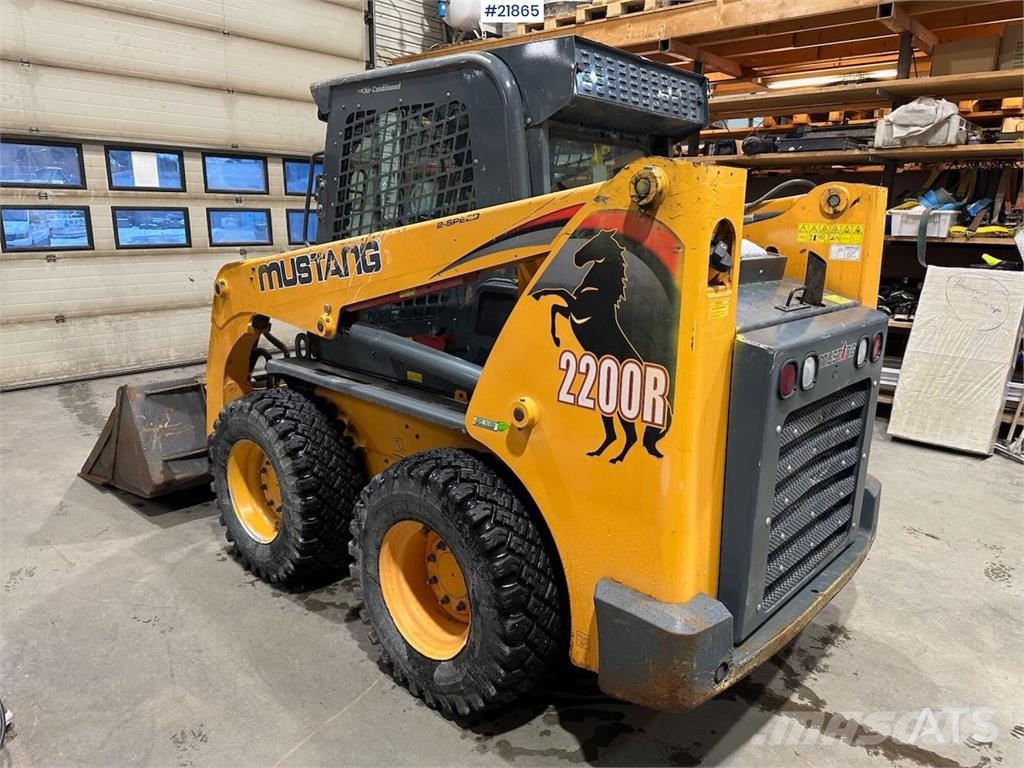 Mustang 220R compact loader w/leveling bucket and pallet f 滑移轉向裝載機