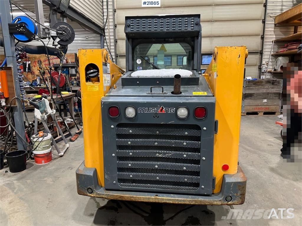 Mustang 220R compact loader w/leveling bucket and pallet f 滑移轉向裝載機