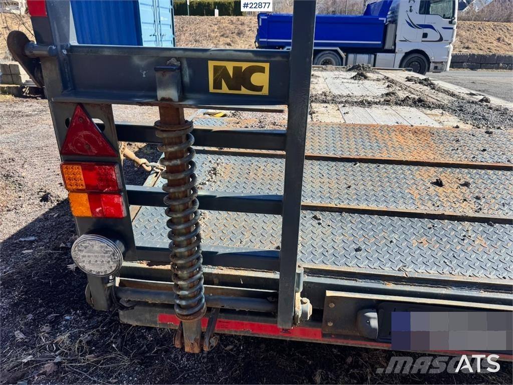 NC machinery trailer with manual loading ramps Plataformas bajas