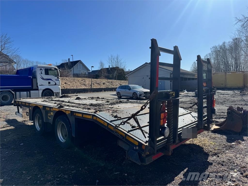 NC machinery trailer with manual loading ramps Plataformas bajas