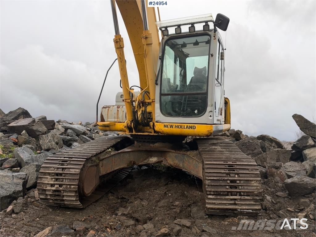New Holland Kobelco E215B Excavator with digging bucket – 7,95 Lánctalpas kotrók