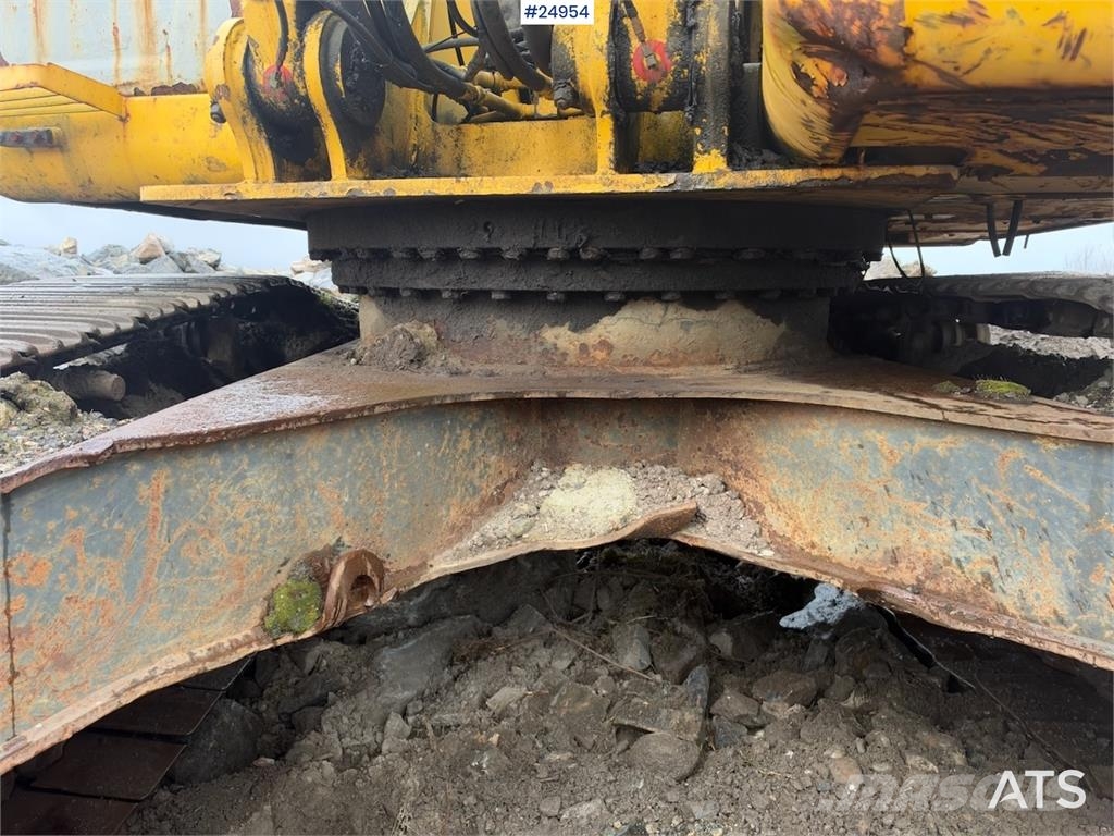 New Holland Kobelco E215B Excavator with digging bucket – 7,95 Lánctalpas kotrók