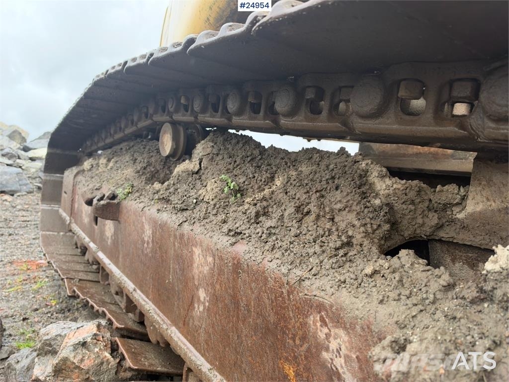 New Holland Kobelco E215B Excavator with digging bucket – 7,95 Lánctalpas kotrók