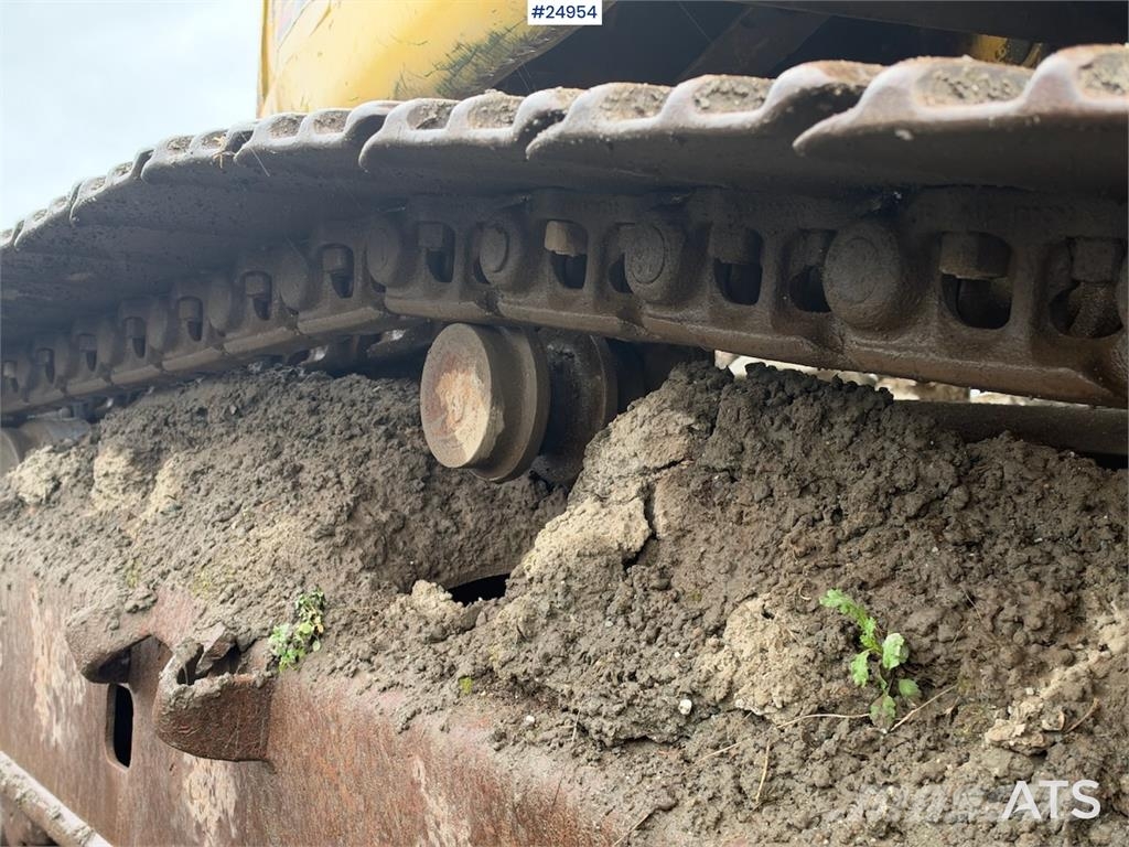 New Holland Kobelco E215B Excavator with digging bucket – 7,95 Lánctalpas kotrók