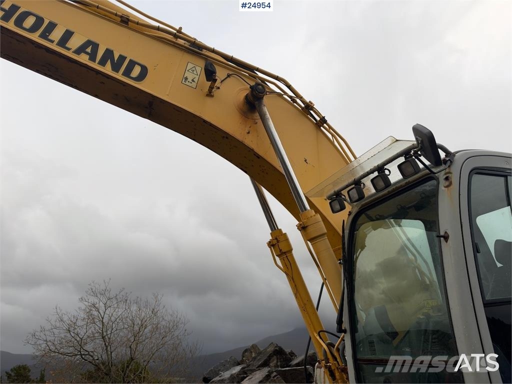 New Holland Kobelco E215B Excavator with digging bucket – 7,95 Lánctalpas kotrók