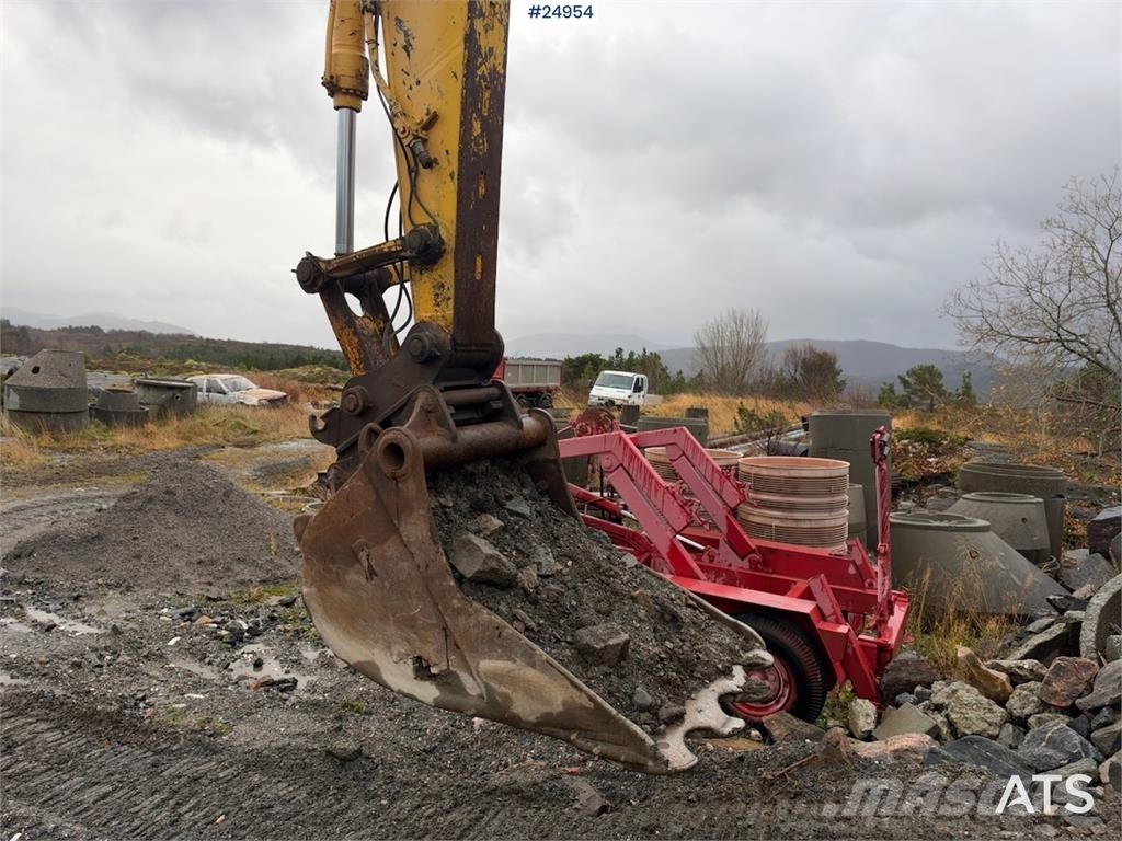 New Holland Kobelco E215B Excavator with digging bucket – 7,95 Lánctalpas kotrók