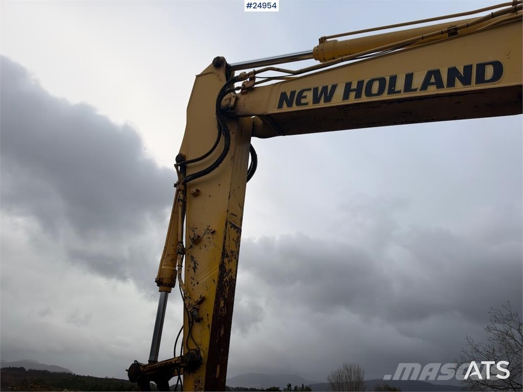 New Holland Kobelco E215B Excavator with digging bucket – 7,95 Lánctalpas kotrók