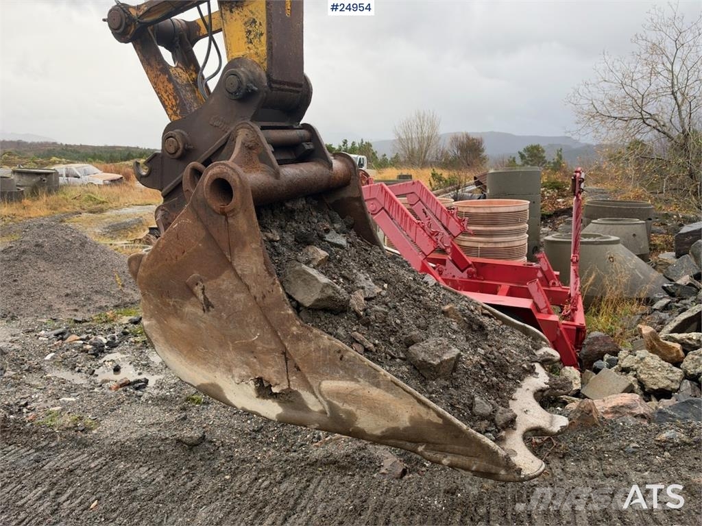 New Holland Kobelco E215B Excavator with digging bucket – 7,95 Lánctalpas kotrók