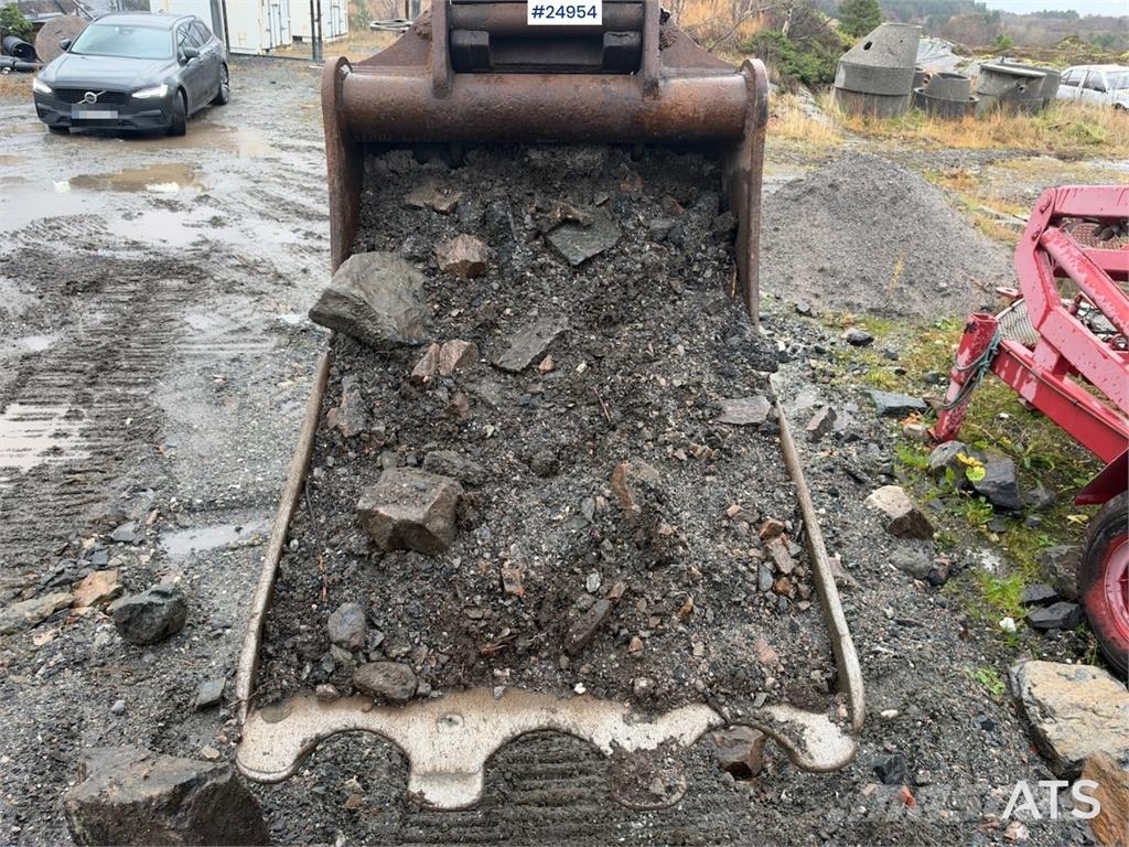 New Holland Kobelco E215B Excavator with digging bucket – 7,95 Lánctalpas kotrók