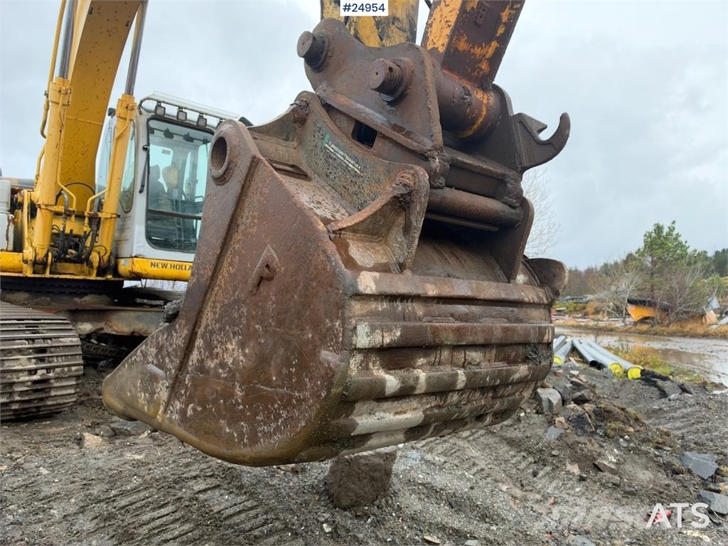 New Holland Kobelco E215B Excavator with digging bucket – 7,95 Lánctalpas kotrók