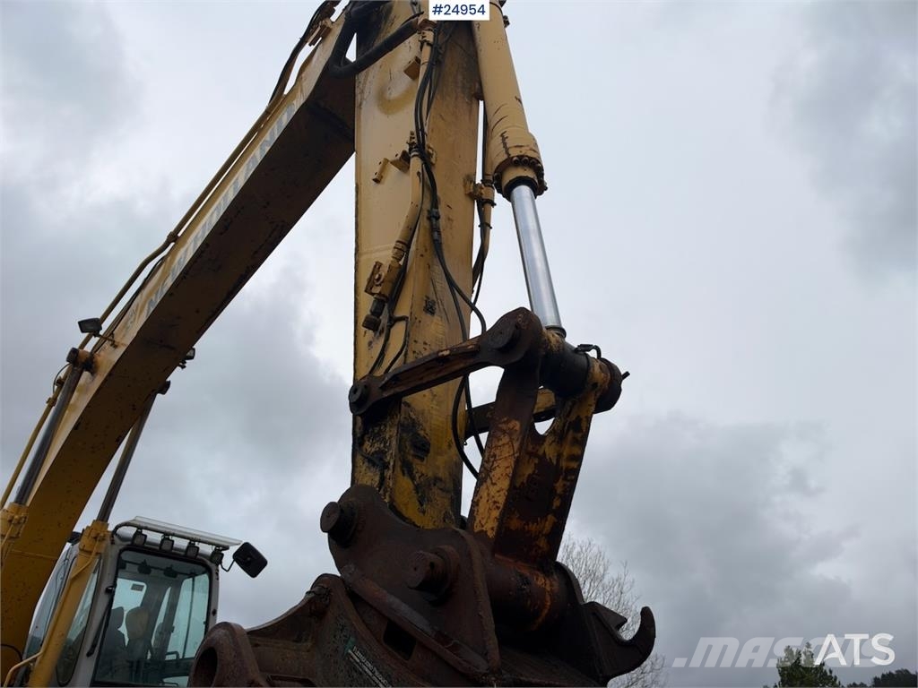 New Holland Kobelco E215B Excavator with digging bucket – 7,95 Lánctalpas kotrók
