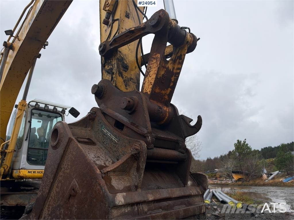 New Holland Kobelco E215B Excavator with digging bucket – 7,95 Lánctalpas kotrók