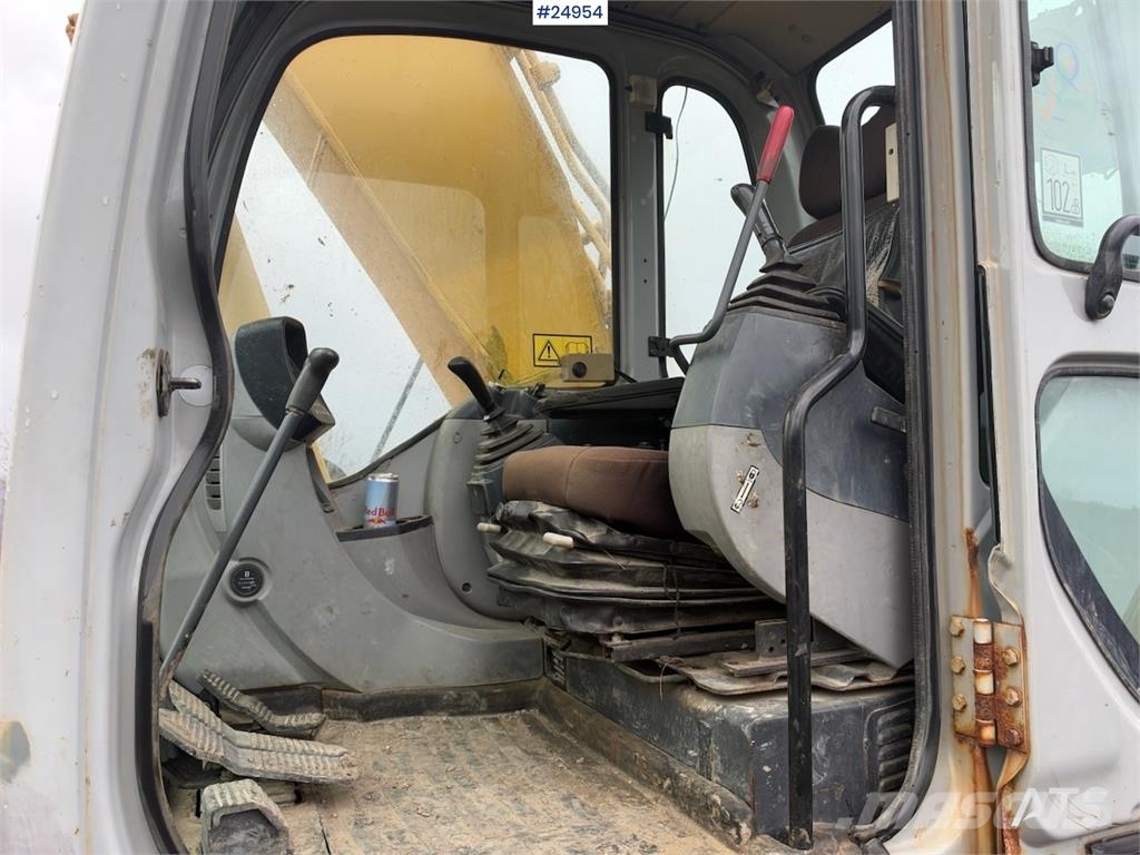 New Holland Kobelco E215B Excavator with digging bucket – 7,95 Lánctalpas kotrók