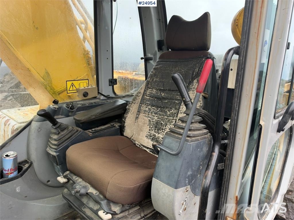 New Holland Kobelco E215B Excavator with digging bucket – 7,95 Lánctalpas kotrók