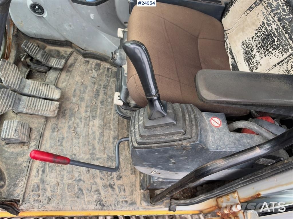 New Holland Kobelco E215B Excavator with digging bucket – 7,95 Lánctalpas kotrók
