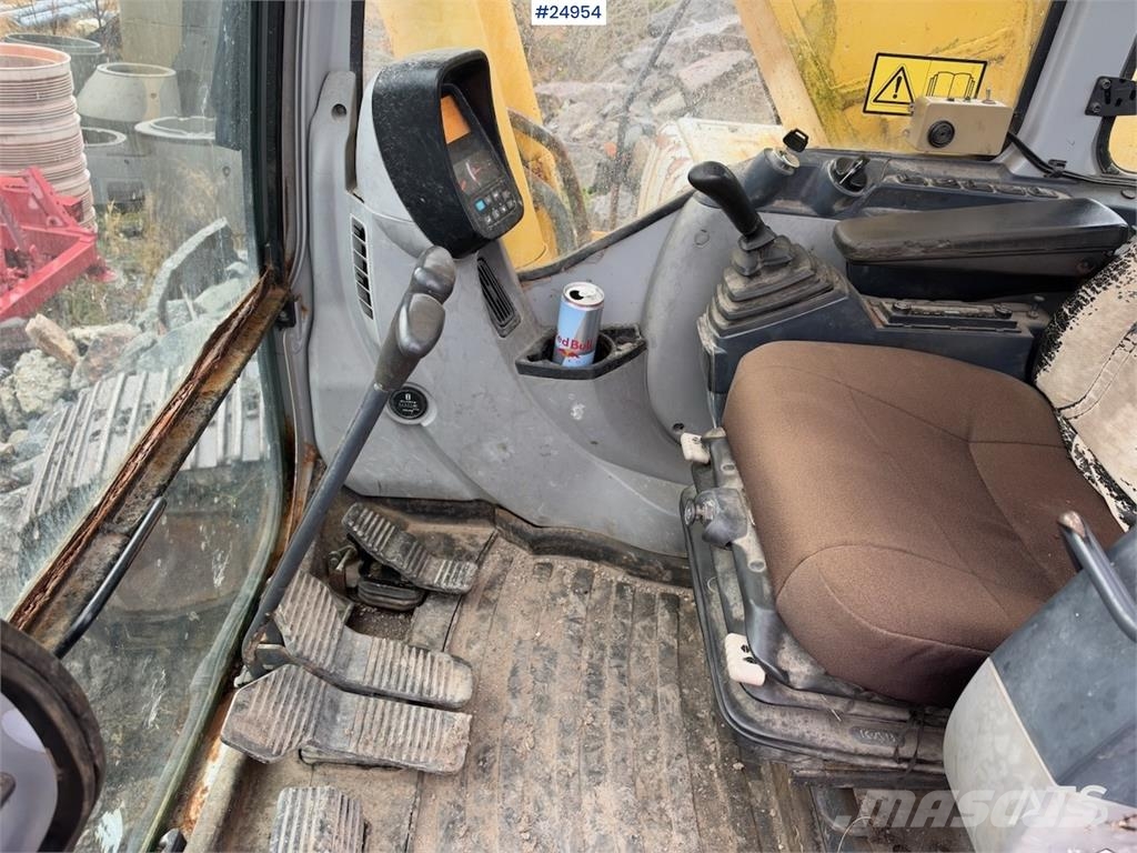 New Holland Kobelco E215B Excavator with digging bucket – 7,95 Lánctalpas kotrók