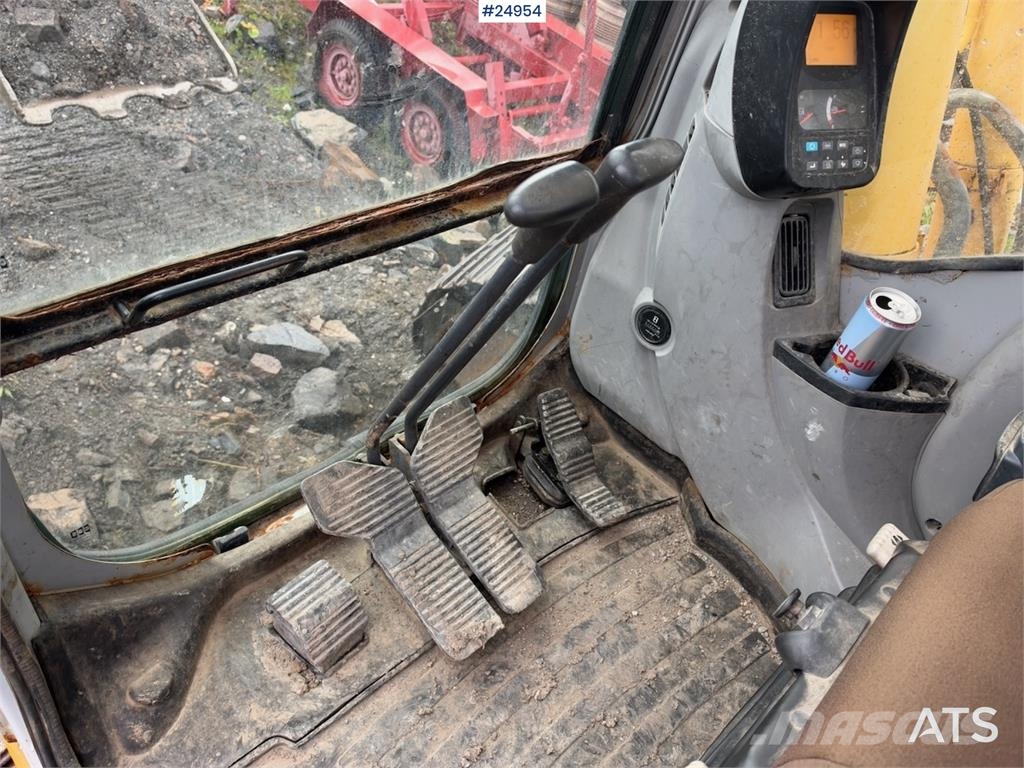 New Holland Kobelco E215B Excavator with digging bucket – 7,95 Lánctalpas kotrók