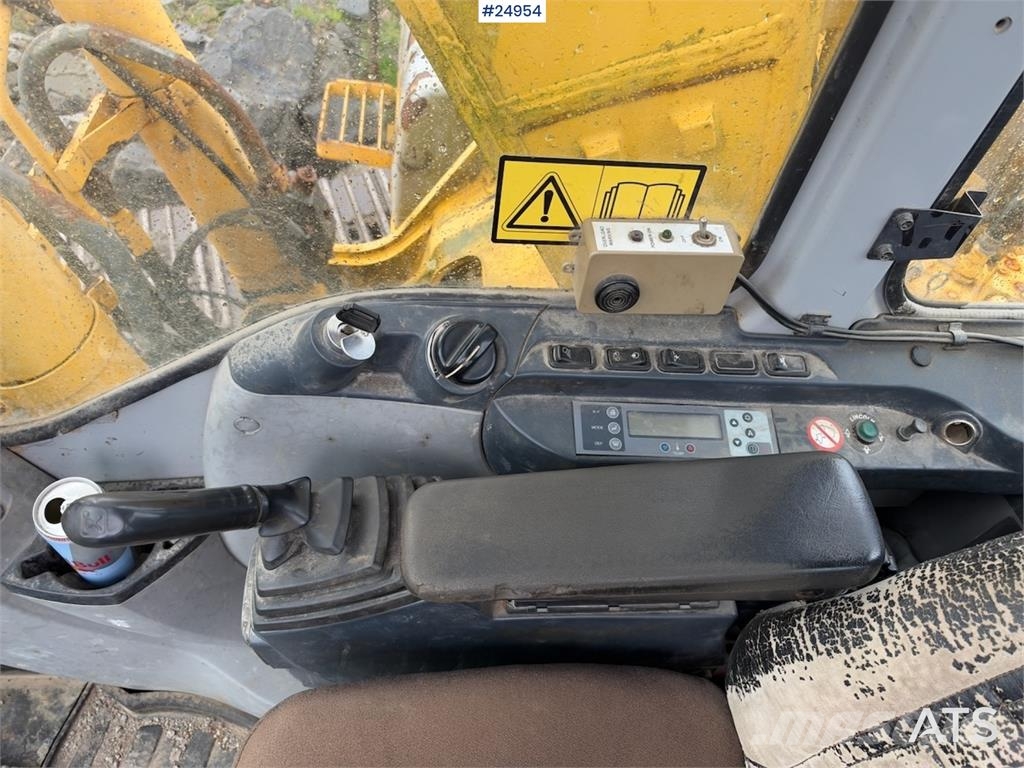 New Holland Kobelco E215B Excavator with digging bucket – 7,95 Lánctalpas kotrók