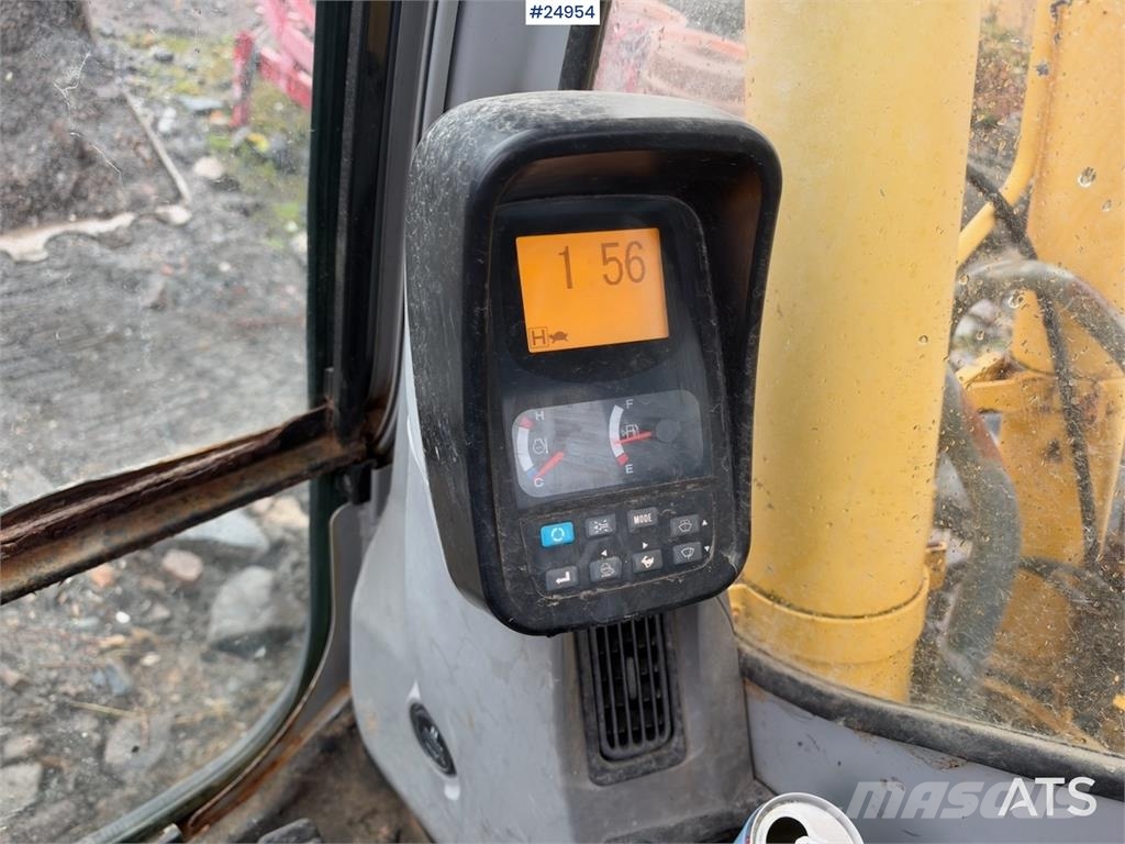 New Holland Kobelco E215B Excavator with digging bucket – 7,95 Lánctalpas kotrók